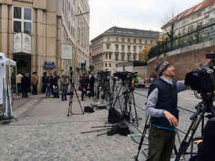 Seit Dienstag warten die Kamerateams vor dem Verhandlungsort, Palais Coburg in Wien. Foto - BR|Till Rüger