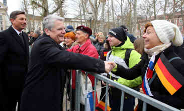 Ljubljana: Bundespräsident Joachim Gauck wird von der Bevölkerung begrüßt. - Foto: picture alliance / dpa
