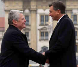 Ljubljana: Der deutsche Bundespräsident Joachim Gauck (l) wird vom slowenischen Präsidenten Borut Pahor empfangen. - Foto: picture alliance / dpa