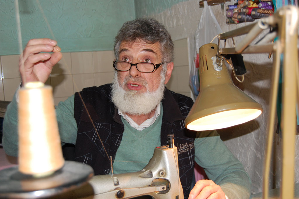 Novi Pazar: Der Schneider Esad Kundakovic möchte junge Menschen davor warnen in den Dschihad zu ziehen. - Foto: BR | Stephan Ozsváth