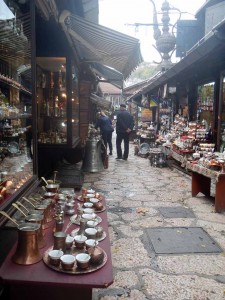 Auf der Souvenierstraße findet man die handgemachten Kaffe-Sets. Foto: BR | Eldina Jasarevic