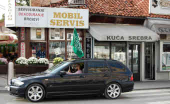 Novi Pazar: Straßenszene - Fahnen mit der Aufschrift "Es gibt keinen Gott außer Allah – und Mohammed ist sein Prophet" werden geschwenkt. Die grüne Farbe steht für den Islam und den Propheten. - Foto: BR | Stephan Ozsváth