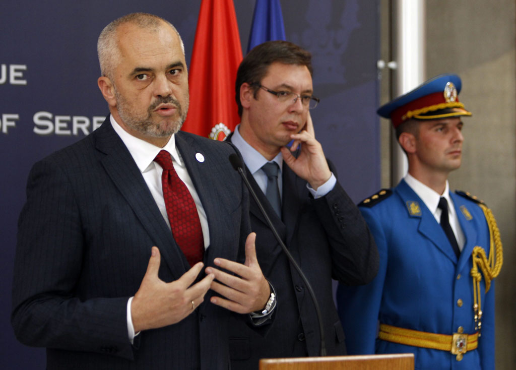 Der albanische Premierminister Edi Rama (li.) und sein serbischer Amtskollege Aleksandar Vucic (re.) trafen sich heute in Belgrad. - Foto: picture alliance / dpa