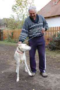 Von einem Bär wurde Lörincz Opra im Oktober 2014 schwer verletzt. Nur sein Hund rettete ihn. Foto: BR | Stephan Ozsváth