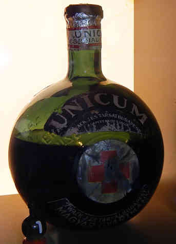 Diese Flasche Unicum ist bereits 100 Jahre alt - Foto: BR | Attila Poth