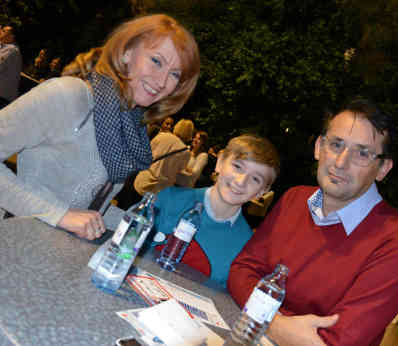 Vösendorf: Sanela und Senad sind mit ihren drei Söhnen aus Linz nach Wien gekommen. Der jüngste (12) ist im Bild, die beiden älteren (17 und 19) warten in der Nähe der Bühne auf den Beginn des Konzertes. - Foto: BR | Isabella Purkart