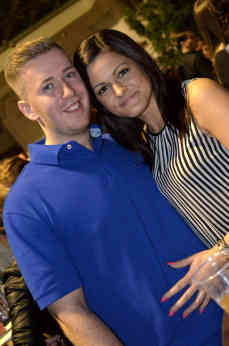 Vösendorf: Vedran begleitet Irena auf das Konzert von Dino Merlin, dessen Lieder sie hört, seit sie etwa 14 Jahre alt ist. - Foto: BR | Isabella Purkart