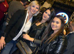 Vösendorf: Die Cousinen Sanja (li.), Ajla (mi.) und Mila (re.), die in der Steiermark wohnen, haben das Konzert als Anlass genommen, ein Wochenende in Wien zu verbringen. - Foto: BR | Isabella Purkart