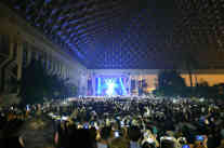 Vösendorf: Später als geplant beginnt das Konzert. Hunderte Handys halten den Moment, in dem Dino Merlin auf die Bühne kommt, fest. - Foto: BR | Isabella Purkart