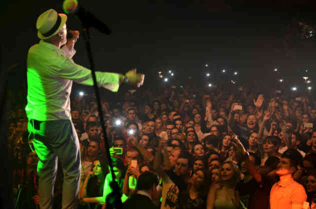 Vösendorf: Dino Merlin mit seinem begeisterten Publikum in der Nähe von Wien - Foto: Isabella Purkart