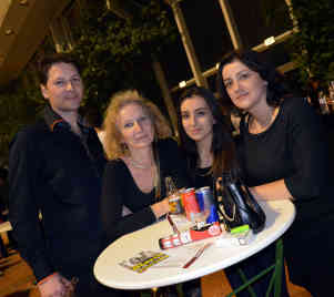 Vösendorf: Renate und Alexander feiern gerade ihren Hochzeitstag. Ihren Stehtisch haben sie an diesem Abend mit den beiden Bosnierinnen Tima und Eldina (v.l.n.r.) geteilt. - Foto: BR | Isabella Purkart