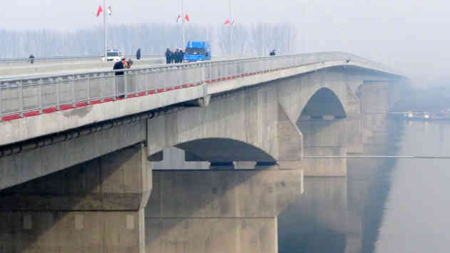 Die "Pupins"-Brücke wird im Volksmund "chinesische" Brücke genannt, da mit chinesischer Hilfe gebaut. Sie soll während des Gipfels offiziell eröffnet werden. Foto: BR | Zoran Ikonic