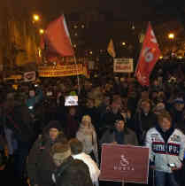 Tausende haben sich wieder in Budapest vor dem Parlament versammelt. Foto - BR|Attila Poth