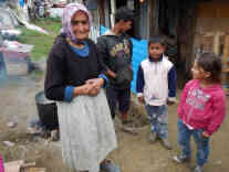 Tirana: Mathilda mit ihren Brüdern und ihrer Großmutter - Foto: BR | Susanne Glass