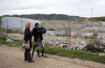 Tirana: Bei den Dreharbeiten auf der Mülldeponie - Susanne Glass und Alex Goldgraber - Foto: BR | Susanne Glass