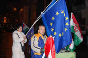Sowohl Ungarn, als auch EU-Fahnen werden bei der Demonstration verteilt. Foto - BR|Stephan Ozsvath