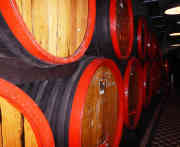 Diese Eichenfässer enthalten den Kräuterlikör Unicum - Foto: BR | Attila Poth