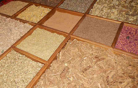 Einige Zutaten für Unicum, Ungarns beliebtesten Kräuterlikör - Foto: BR | Attila Poth