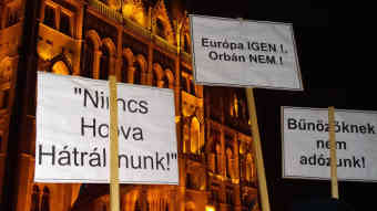 Europa JA!, Orban NEIN! ist auf einem Transparent zu lesen. Foto - BR|Stephan Ozsvath