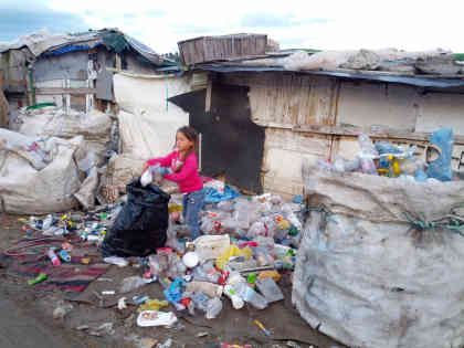 Tirana: Mathilda beim Müllsammeln - Foto: BR | Susanne Glass