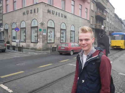 Sarajevo: Johannes Gereons vor dem Attentat-Museum - Foto: BR | Eldina Jasarevic