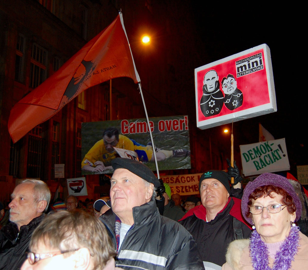 Die Nähe zu Putin und Russland ist ein Kritikpunkt der Demonstranten. Foto - BR|Stephan Ozsvath