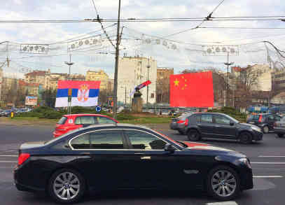 Belgrad hat sich herausgeputzt für den chinesischen Regierungschef. Zwischen dem Weihnachtsschmuck prangen überall chinesische Flaggen. - Foto: BR | Till Rüger