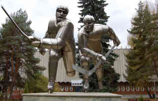 Vor der Eishalle des Eishockey-Clubs Csikszereda (14maliger rumänischer Meister) - Foto: BR | Stephan Ozsváth