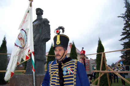 Husar beim Gedenken für die Opfer des Ungarn-Aufstands in Csikszereda - Foto: BR | Stephan Ozsváth