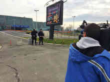 Dreharbeiten vor dem Konferenzzentrum in Belgrad - Foto: BR | Till Rüger