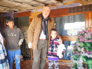 Mathilda mit ihrem Bruder und unserem ARD-Mitarbeiter Astrit Ibro, der die Geschenke überreicht hat.