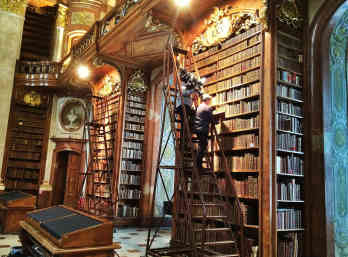 Dreharbeiten mit Buchausheber Walter Eggbauer im Prunksaal der Nationalbibliothek - Foto: BR | Till Rüger