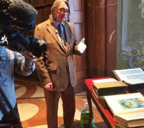 Mag. Anton Knoll pflegt und hütet die Buchschätze der Nationalbibliothek - Foto: BR | Till Rüger