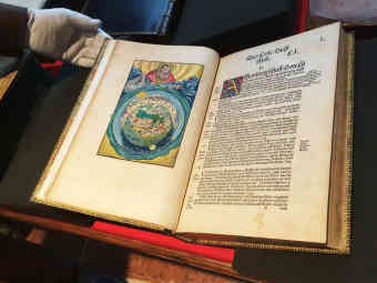 Der Prachtband des Alten Testaments entstand noch zu Zeiten Martin Luthers und wurde vermutlich von ihm persönlich redigiert - Foto: BR | Till Rüger