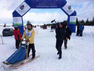Unser Kameramann Alex Goldgraber bei den Dreharbeiten - Foto: BR | Till Rüger