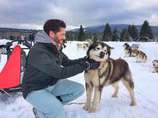 ARD Korrespondent Till Rüger ist begeistert von den Schlittenhunden - Foto: BR | Till Rüger