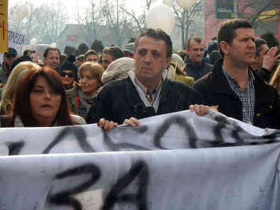 Tomislav Kezarovski (mi.) gemeinsam mit Journalisten-KollegInnen bei der heutigen Demonstration in Skopje . - Foto: BR | Schaban Bajrami