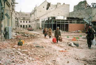 Spuren des Krieges in Vukovar. - Archivfoto vom 19.11.1991: picture alliance | dpa