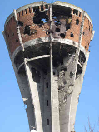 Der im Krieg zerstörte Wasserturm im kroatischen Vukovar wurde als Denkmal konserviert. - Foto: picture-alliance | dpa