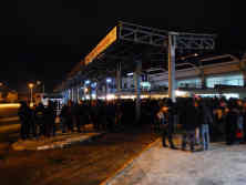 Auf dem Busbahnhof in Prishtina: Vor allem junge Kosovaren möchten weg. Sie haben auf dem Arbeitsmarkt im Kosovo fast keine Chance. - Foto: BR | Dardan Sadriu