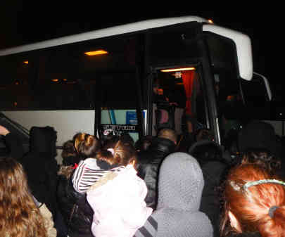 Auf dem Busbahnhof in Prishtina: Auch Familien mit Kindern versuchen der Armut zu entkommen und das Land zu verlassen. - Foto: BR | Dardan Sadriu