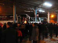 Auf dem Busbahnhof in Prishtina: Neun Busse fahren an diesem Abend Richtung Serbien. - Foto: BR | Dardan Sadriu