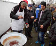 Nein, hier wird keine Gänsesuppe ausgeteilt, sondern Glühwein. Aber auf den Höfen im Dorf wird Gänseleberpastete angeboten. - Foto: BR | Zoran Ikonic