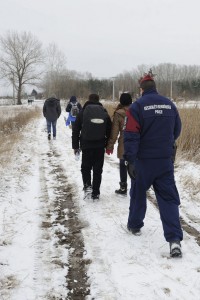 Flüchtlinge aus dem Kosovo wurden von der ungarischen Polizei in der Nähe von Asotthalom (in der Nähe der serbisch-ungarischen Grenze) im Feb. 2015 aufgegriffen. - Foto: picture alliance | dpa