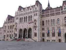 Normalerweise wehen keine EU-Fahnen am ungarischen Parlament, weil der Parlamentspräsident das verboten hat. Heute allerdings, zum Besuch von Merkel, gab es an den Büro-Fenstern der Opposition doch welche zu sehen. Foto: BR | Karin Straka