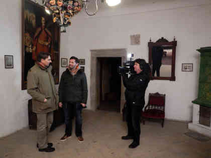 Till Rüger (mi.) und Kameramann Alex Goldgraber (re.) bei den Dreharbeiten mit Graf Kalnoky (li.) in seinem Jadschloss in Miclosuara. - Foto: BR | Herbert Gruenwald