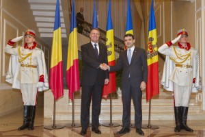 Der rumänische Präsident Klaus Iohannis (li.) gemeinsam mit dem moldawischen Regierungschef Chiril Gaburici (re.) bei seinem Besuch in Chisinau am 24.02.2015 - Foto: picture alliance | dpa