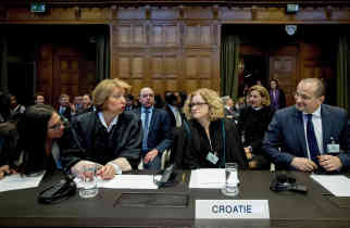 Die kroatische Delegation beim Völkermord-Prozess in Den Haag. - Foto: picture alliance | dpa