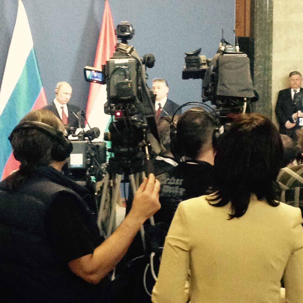 Mit mehrstündiger Verspätung kamen Putin und Orban zur Pressekonferenz. Foto: BR | Karla Engelhard