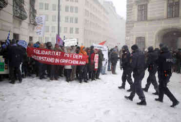 Etwa 100 Sympathisanten demonstrierten vor dem Kanzleramt für Solidarität mit Griechenland. Foto - picture-alliance/dpa